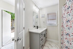 Hair dryer, towels - Comfortable 2-Bedroom Rental in Bridge City (Bridge City)