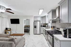 Fridge, microwave, oven, stovetop - Comfortable 2-Bedroom Rental in Bridge City (Bridge City)