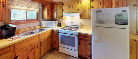 Réfrigérateur, batterie de cuisine, vaisselle et ustensiles