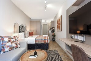 Tallelokero huoneessa, silitysrauta/-lauta, internet, vuodevaatteet