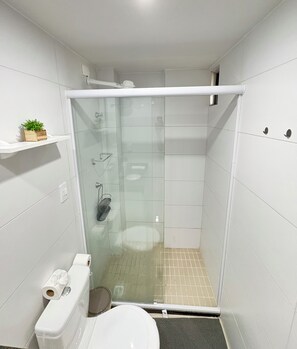 Apart Daire | Banyo | Duş, saç kurutma makinesi, havlu, tuvalet kâğıdı 