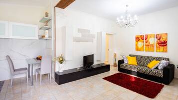 Căn hộ, quang cảnh vườn | Khu phòng khách | TV 32-inch có truyền hình cáp