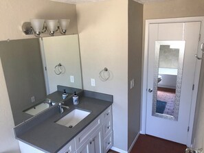 Toallas, jabón, papel de baño 
