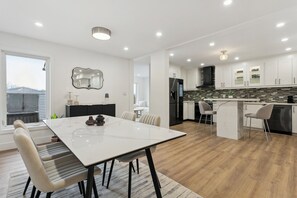 Dining - Urban Nest Home 4bed 4bath | Parking | Baby Crib (Mississauga)