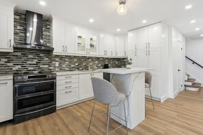 Fridge, microwave, oven, stovetop - Urban Nest Home 4bed 4bath | Parking | Baby Crib (Mississauga)