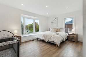 4 bedrooms, desk, iron/ironing board, WiFi - Urban Nest Home 4bed 4bath | Parking | Baby Crib (Mississauga)