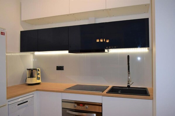 Kühlschrank, Mikrowelle, Ofen, Geschirrspüler