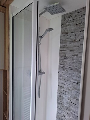 Douche, serviettes fournies, savon