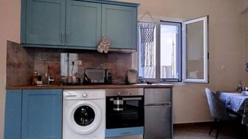 Refrigerador, microondas, horno y cafetera y tetera
