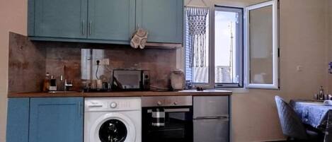 Fridge, microwave, oven, coffee/tea maker