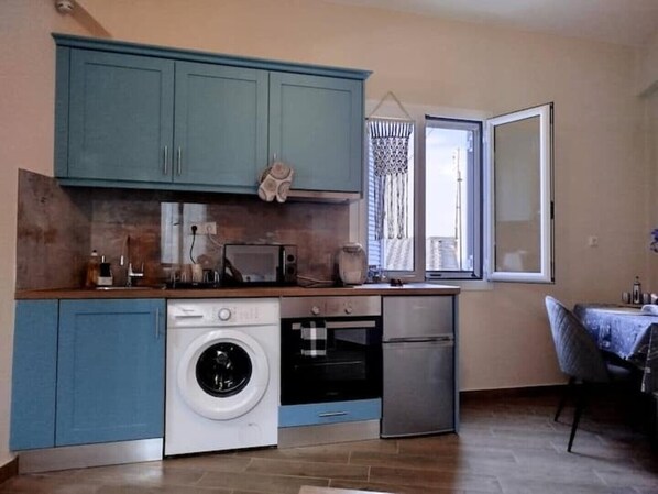 Refrigerador, microondas, horno y cafetera y tetera 