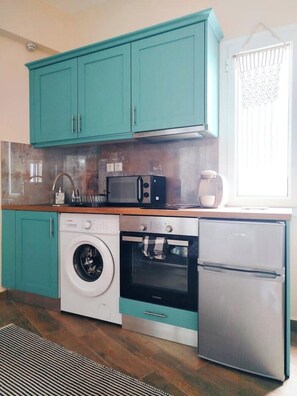 Fridge, microwave, oven, coffee/tea maker