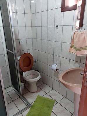 Douche, serviettes fournies, savon, shampoing