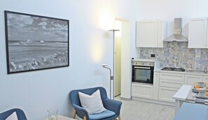 Frigorifero, forno, piano cottura, macchina per tè/caffè