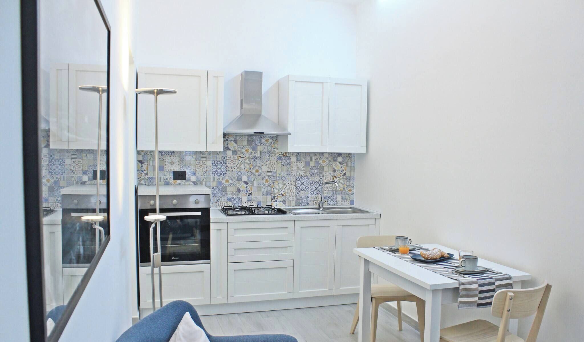 Fridge, oven, stovetop, coffee/tea maker