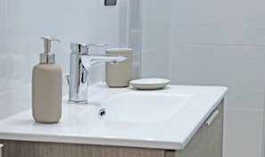 Doccia, asciugacapelli, asciugamani, shampoo
