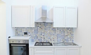 Jääkaappi, uuni, liesi, kahvin-/teenkeitin