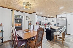 Dining - Tranquil dog-friendly 3-bedroom house in Pinetop with fenced-in backyard (Pinetop-Lakeside)