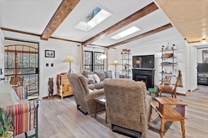 Smart-TV, Kamin, Bücher