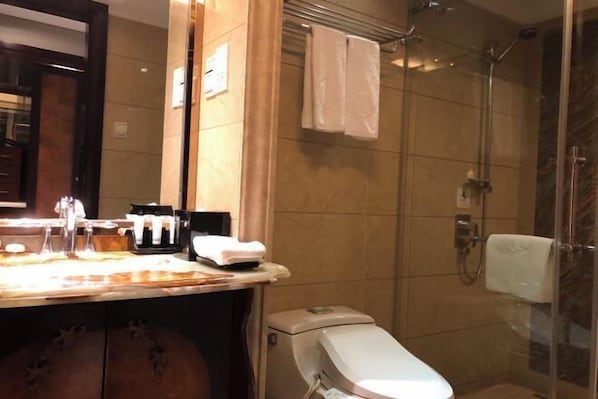 A bathroom with a shower, toilet, and sink area. - Ramada Plaza by Wyndham Tian Lu Hotel Wuhan (Wuhan)
