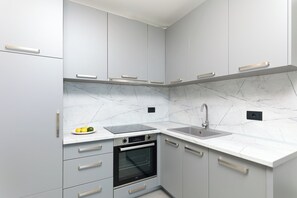 Fridge, oven, stovetop, dishwasher