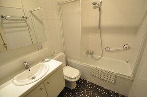 Bathroom - Apartment in Duinbergen Near Sandy Beach (Knokke-Heist)