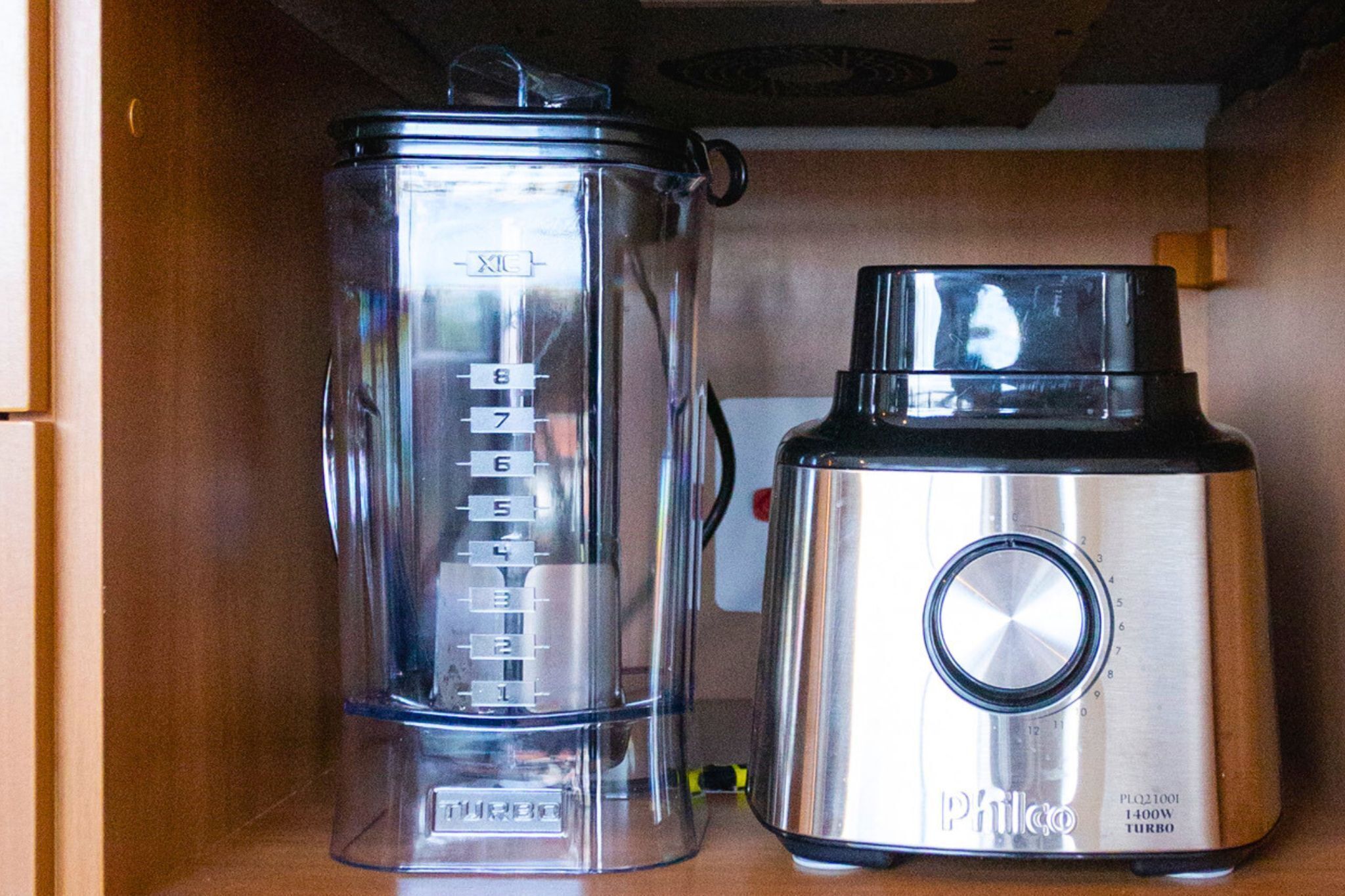A kitchen with a blender and a food processor.