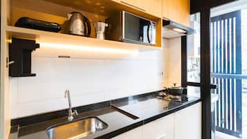 Apartamento | Cocina privada | Frigorífico, microondas, placa de cocina y utensilios de cocina