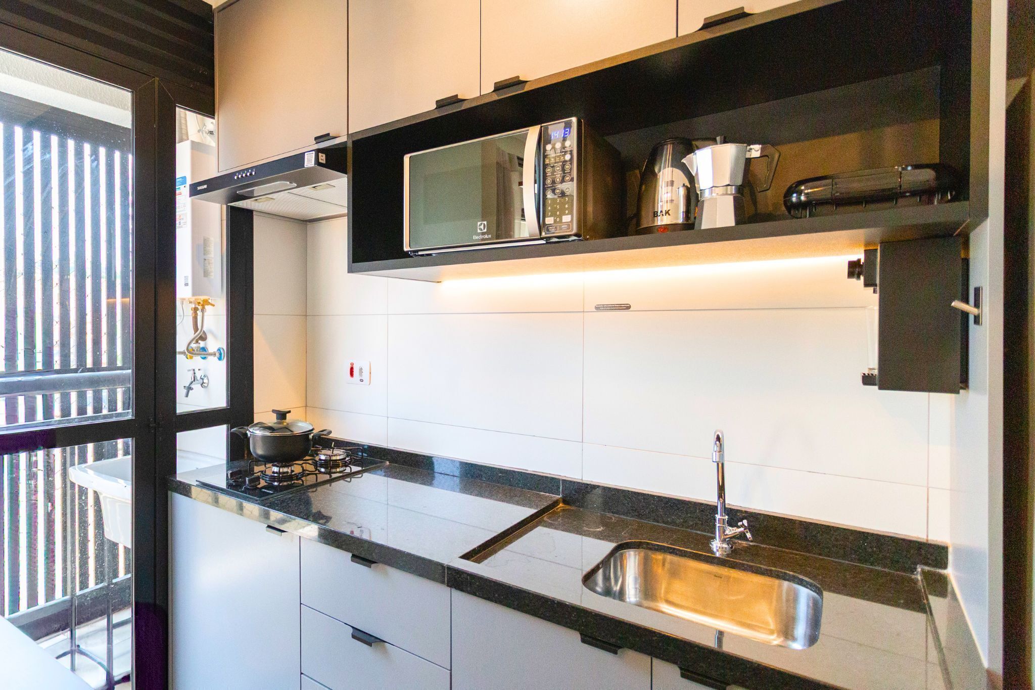 Refrigerador, microondas, placa de cocina, utensilios de cocina