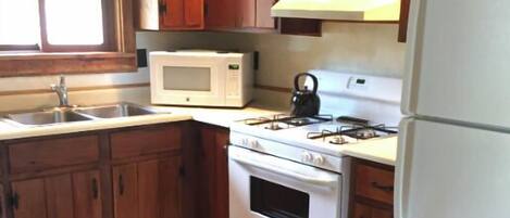 Frigorífic i utensilis de cuina, vaixella i coberteria