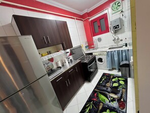 Fridge, microwave, oven, stovetop - Charming 2-bedroom apartment with AC, WiFi in lovely Giza Governorate & pyramids (Giza Governorate)