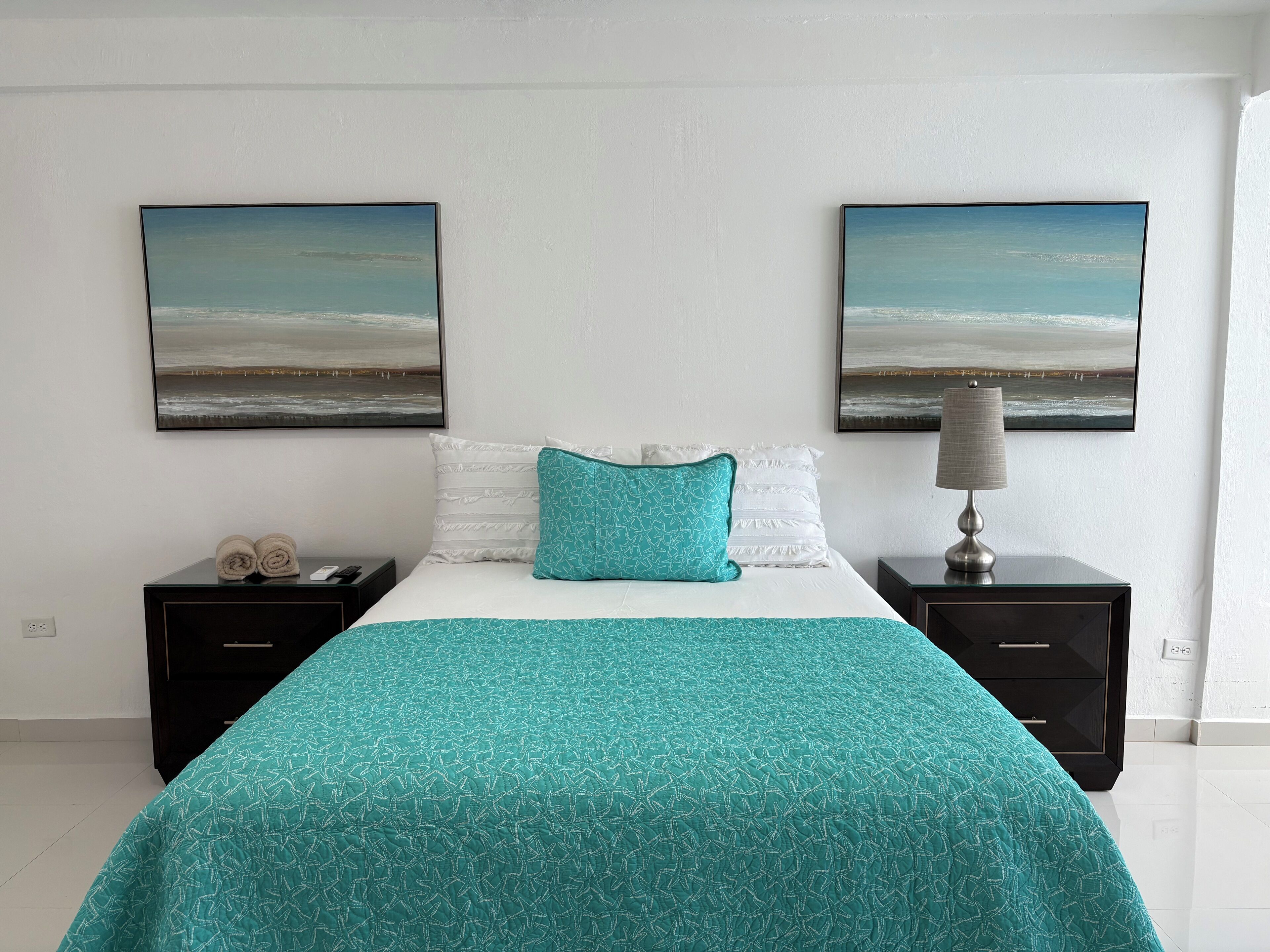 Tabla de planchar con plancha, wifi y ropa de cama 