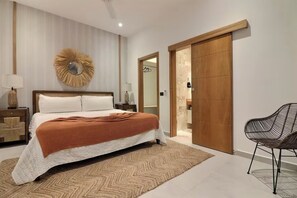 Une chambre à coucher moderne avec un lit, une armoire en bois, une chaise et un miroir au mur.