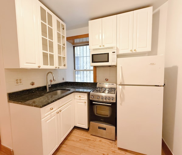 Refrigerador, microondas, horno, placa de cocina