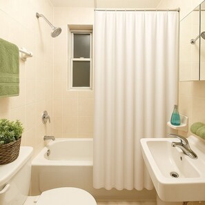 Hair dryer, towels, soap, shampoo - Spacious, Clean, Comfortable 2bedroom apartment, Central New York, Times Square (New York)