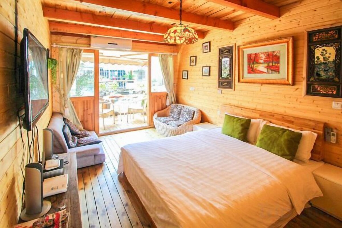 Riverview Two-Bedroom Cabin Detached