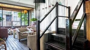 A staircase with a metal railing, wooden flooring, and a view of the outside. - Shanghai Jiaoli Xiaoyan Inn (Zhujiajiao Scenic Area Ancient Town) (Shanghai)