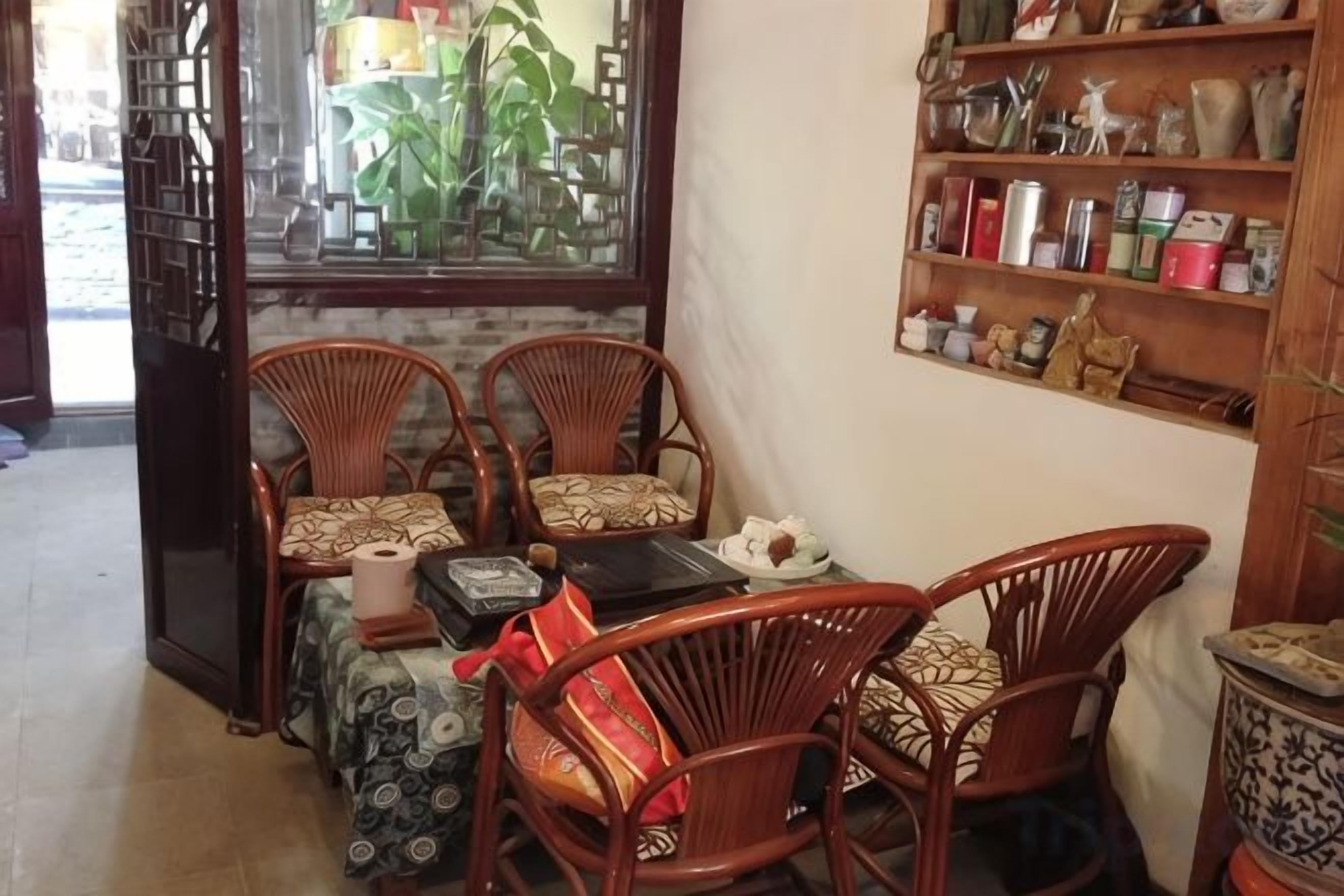 Een eetruimte met een tafel, stoelen en een boekenkast.