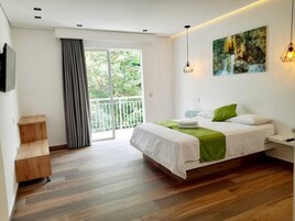 Bañera y ducha independientes, toallas, jabón, papel higiénico