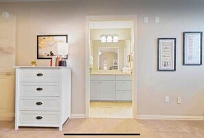 Interior - Poppy’s Place: Charming 2-bedroom apartment with WiFi, AC in delightful Austin (Austin)