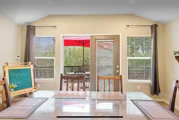 Dining - Poppy’s Place: Charming 2-bedroom apartment with WiFi, AC in delightful Austin (Austin)
