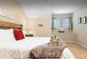 2 bedrooms, iron/ironing board, WiFi, bed sheets - Poppy’s Place: Charming 2-bedroom apartment with WiFi, AC in delightful Austin (Austin)