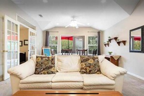 Living area - Poppy’s Place: Charming 2-bedroom apartment with WiFi, AC in delightful Austin (Austin)