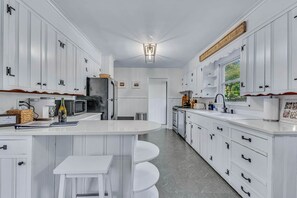 ثلاجة، ميكروويف، فرن، موقد طهي مسطح