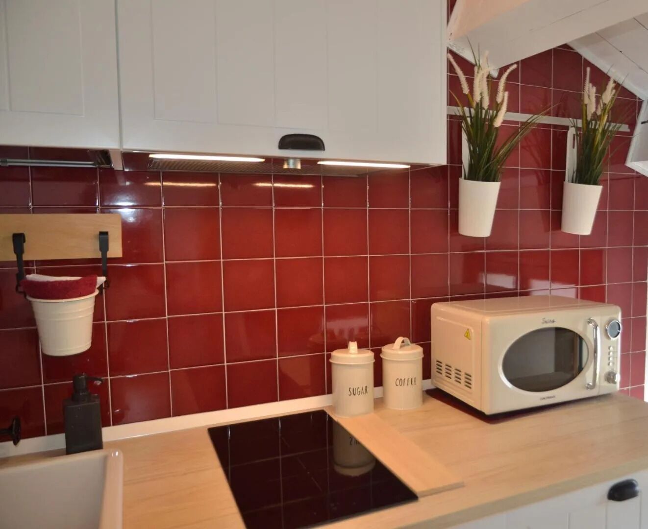 Kühlschrank, Herdplatte, Wasserkocher mit Kaffee-/Teezubehör, Hochstuhl