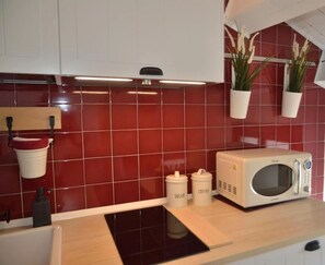 Refrigerador, parrilla de estufa, cafetera y tetera y periquera 