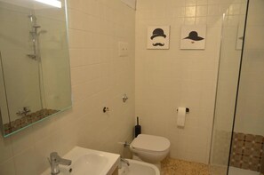 Een douche, een haardroger, een bidet, handdoeken