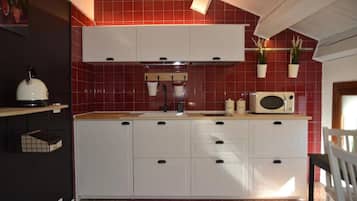 Fridge, stovetop, coffee/tea maker, highchair