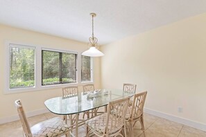 Dining - Spacious 3BR Sleeps 10, Minutes from Harbour Town (Hilton Head Island)
