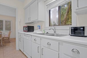 Fridge, microwave, oven, stovetop - Spacious 3BR Sleeps 10, Minutes from Harbour Town (Hilton Head Island)